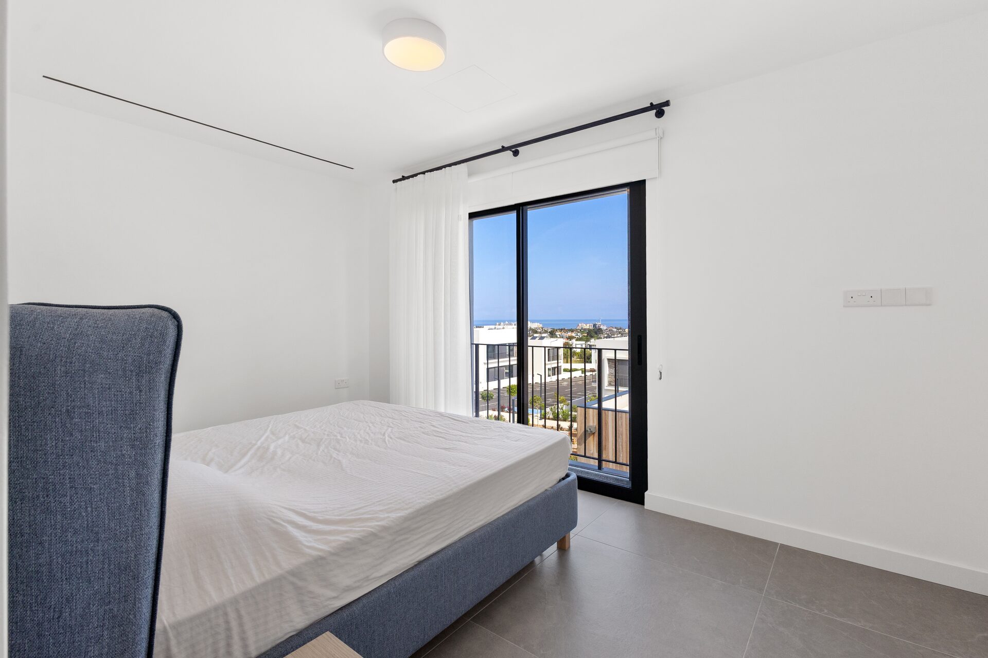 Second bedroom with direct sea view